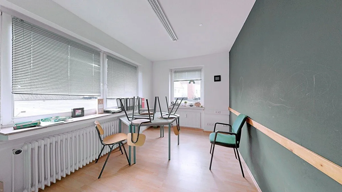 Immobilienangebot - Varel - Gewerbeimmobilien - Attraktive Bürofläche im Herzen von Varel – 
1. OG in zentraler Fußgängerzone