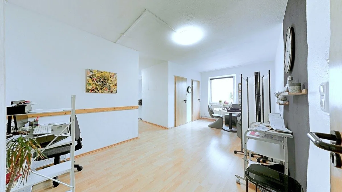Immobilienangebot - Varel - Gewerbeimmobilien - Attraktive Bürofläche im Herzen von Varel – 
1. OG in zentraler Fußgängerzone