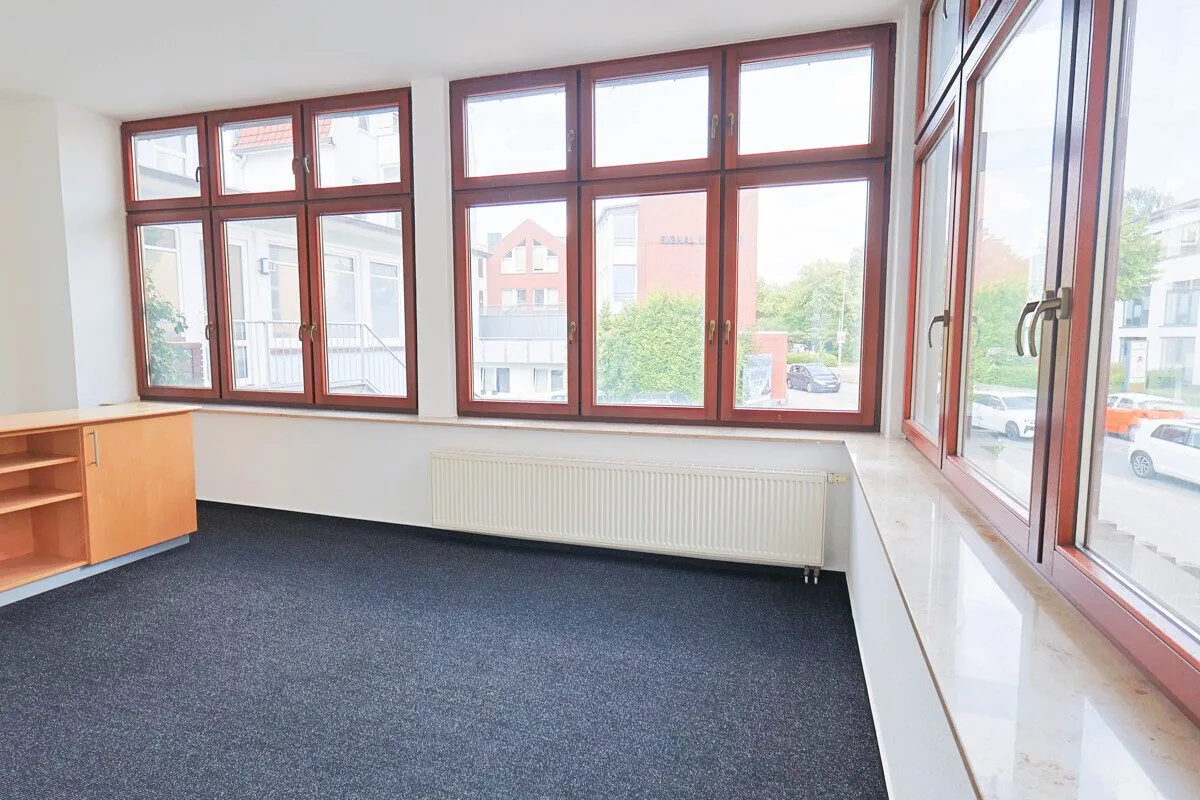 Immobilienangebot - Oldenburg / Donnerschwee - Alle - Zentrales Wohnen in Oldenburg – Großzügige 4-Zimmer-Wohnung mit Wintergarten
