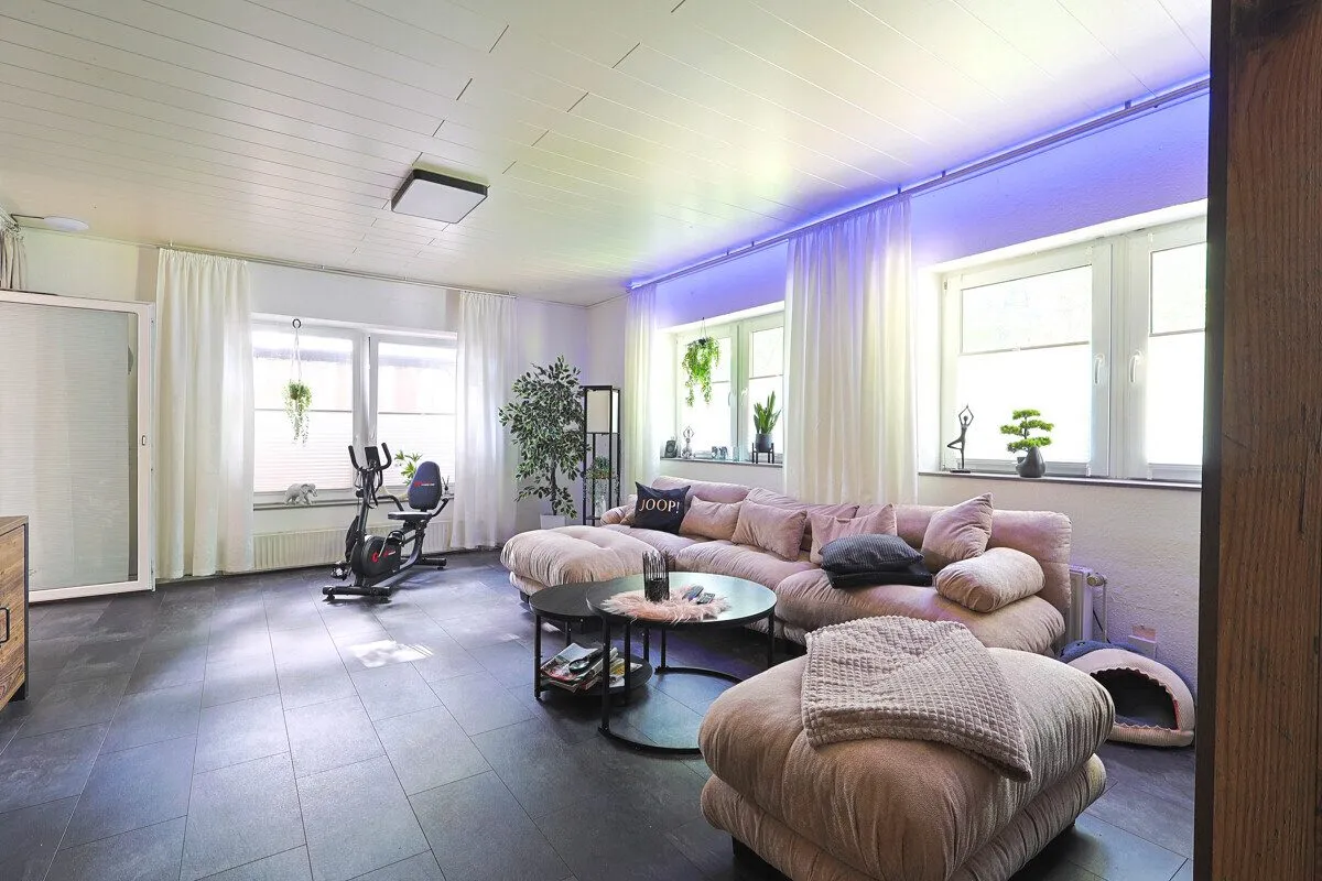 Immobilienangebot - Hatten - Alle - Wohnen am Waldrand in ruhiger Lage – großzügiges Wohnhaus mit Wintergarten