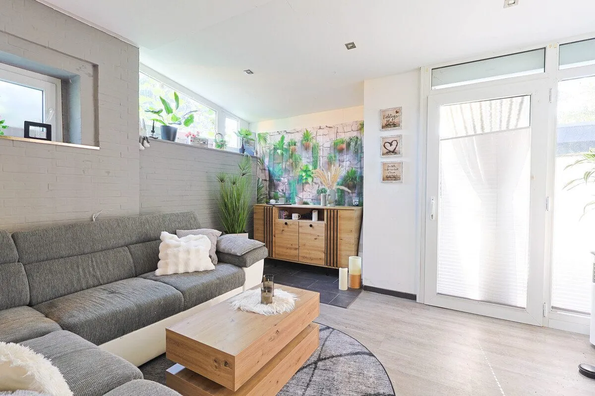Immobilienangebot - Hatten - Alle - Wohnen am Waldrand in ruhiger Lage – großzügiges Wohnhaus mit Wintergarten